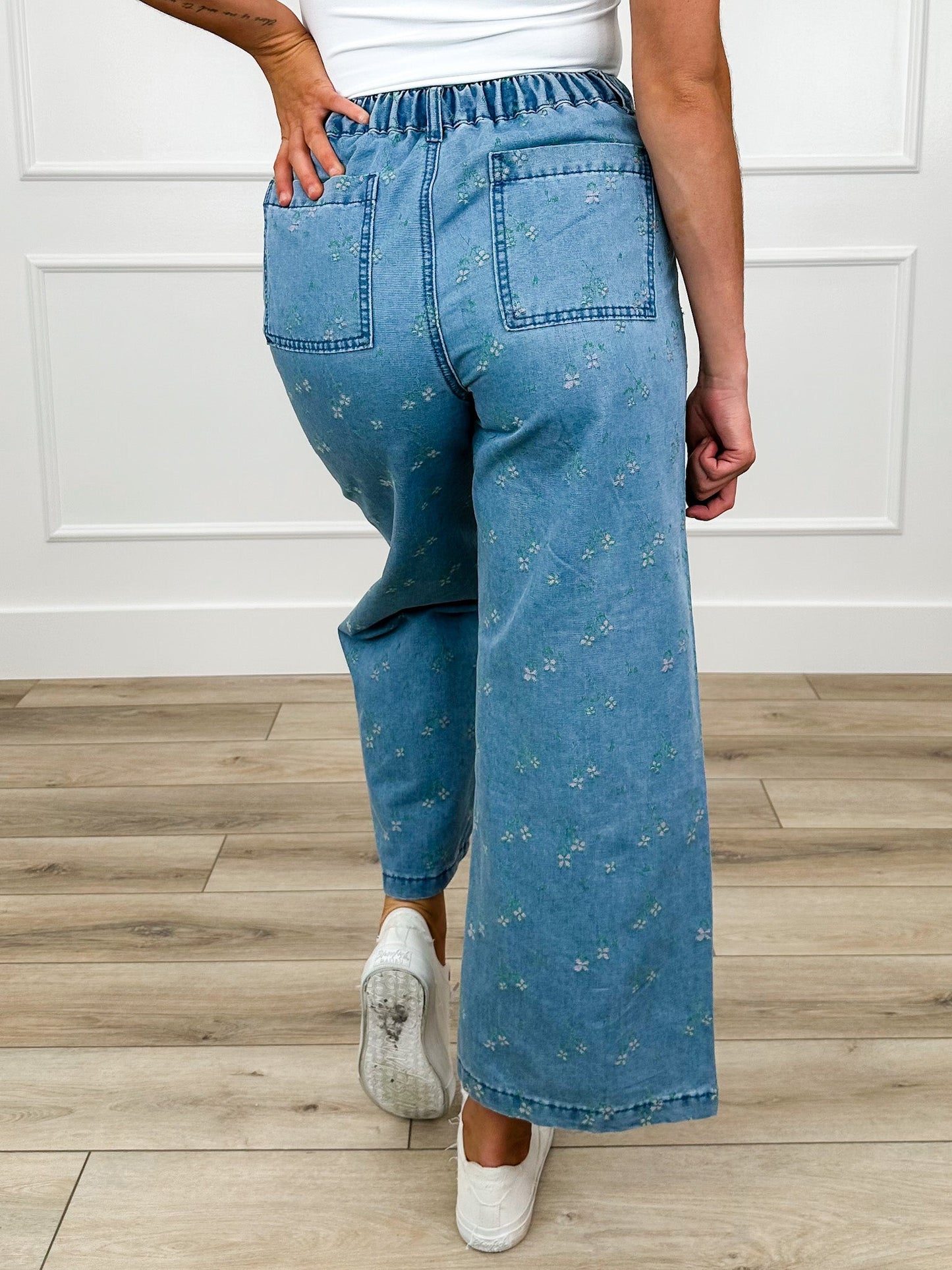 Wishlist Spring Love High-Rise Cotton Medium Wash Cropped Bottoms