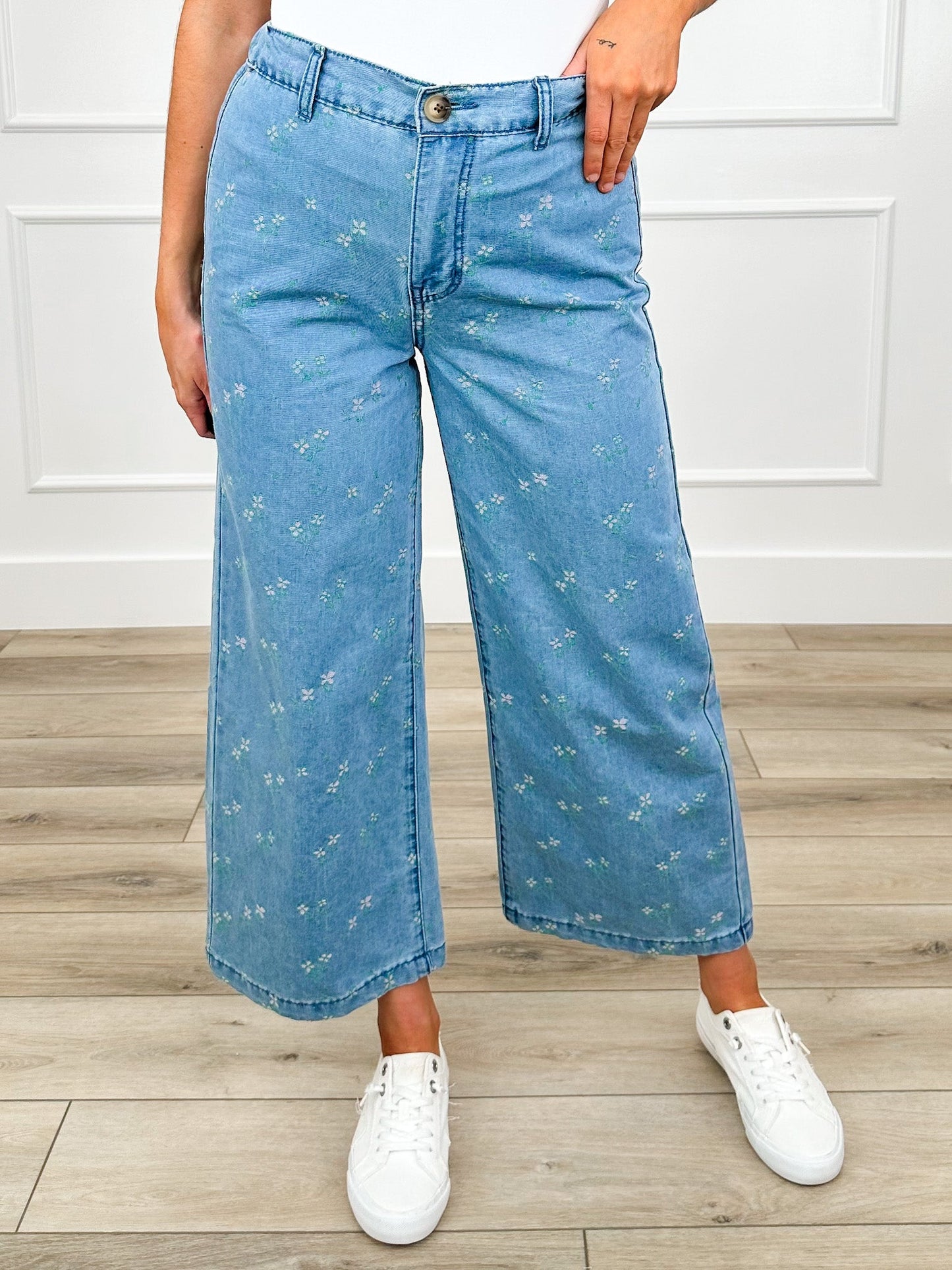 Wishlist Spring Love High-Rise Cotton Medium Wash Cropped Bottoms